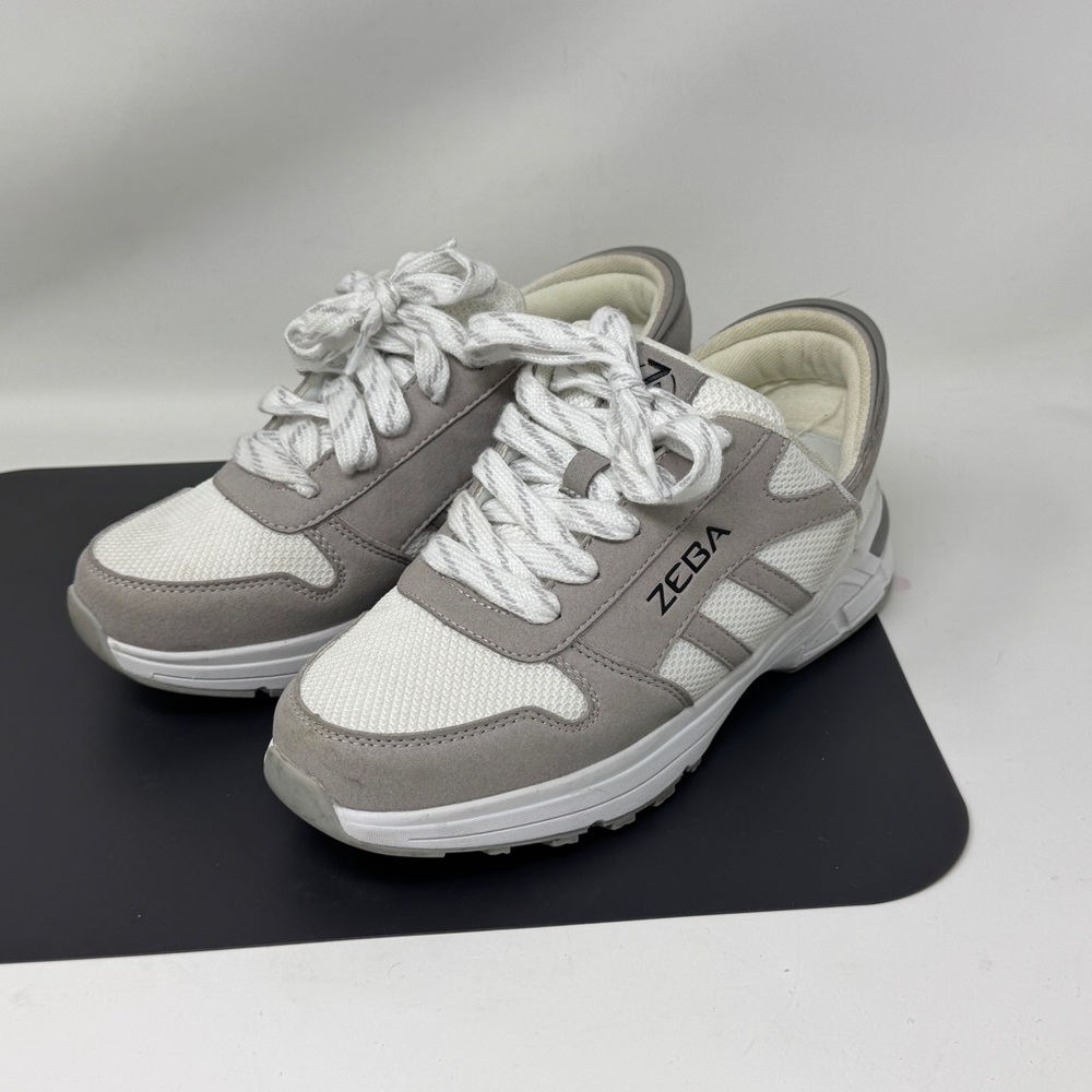Zeba sneakers in a size 7 1/2.